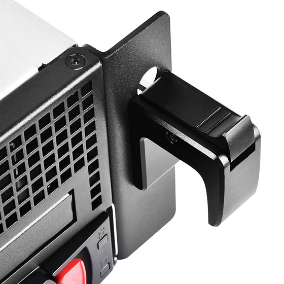  Auto lock handle for easily secures to rackmount cabinet without screws